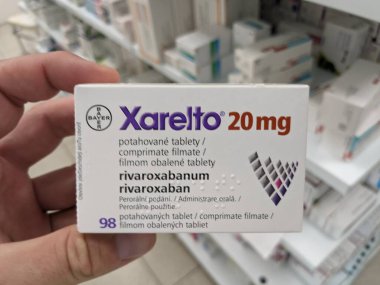 Prag, Çek Cumhuriyeti-15 Ağustos 2024: XARELTO tablet kutusu, kan pıhtılarının önlenmesi ve tedavisinde kullanılan RIVAROXABAN aktif maddesi.