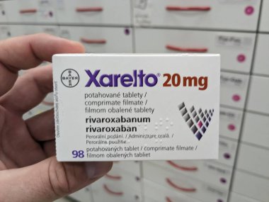Prag, Çek Cumhuriyeti-15 Ağustos 2024: XARELTO tablet kutusu, kan pıhtılarının önlenmesi ve tedavisinde kullanılan RIVAROXABAN aktif maddesi.