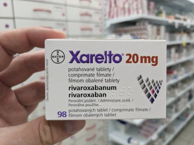Prag, Çek Cumhuriyeti-15 Ağustos 2024: XARELTO tablet kutusu, kan pıhtılarının önlenmesi ve tedavisinde kullanılan RIVAROXABAN aktif maddesi.