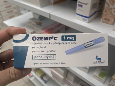 Prag, Çek Cumhuriyeti-28 Ekim 2024: Ozempic kutusu. Ozempik ilacın Çek versiyonu. Çek Cumhuriyeti 'nde diyabet tedavisi. Bir paket semaglutid. Diyabet ilacı. Bazen kilo vermek için kullanılıyor.