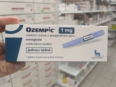 Prag, Çek Cumhuriyeti-28 Ekim 2024: Ozempic kutusu. Ozempik ilacın Çek versiyonu. Çek Cumhuriyeti 'nde diyabet tedavisi. Bir paket semaglutid. Diyabet ilacı. Bazen kilo vermek için kullanılıyor.