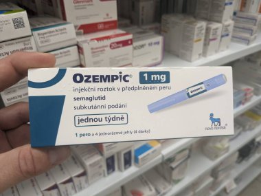 Prag, Çek Cumhuriyeti-28 Ekim 2024: Ozempic kutusu. Ozempik ilacın Çek versiyonu. Çek Cumhuriyeti 'nde diyabet tedavisi. Bir paket semaglutid. Diyabet ilacı. Bazen kilo vermek için kullanılıyor.