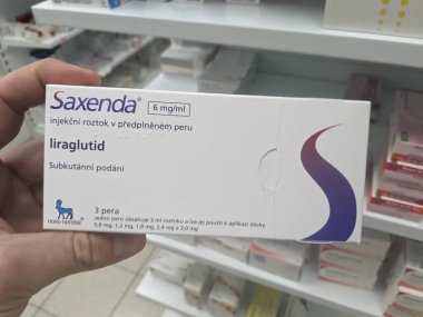 Prag, Çek Cumhuriyeti-Kasım 8 2024: NOVO NORDISK tarafından kullanılan LIRAGLUTIDE aktif maddeyle SAXENDA ilaç kutusu.