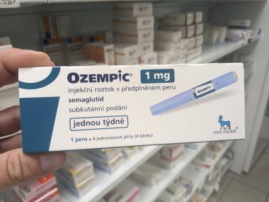 Prag, Çek Cumhuriyeti-28 Ekim 2024: Ozempic kutusu. Ozempik ilacın Çek versiyonu. Çek Cumhuriyeti 'nde diyabet tedavisi. Bir paket semaglutid. Diyabet ilacı. Bazen kilo vermek için kullanılıyor.