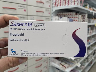 Prag, Çek Cumhuriyeti-Kasım 8 2024: NOVO NORDISK tarafından kullanılan LIRAGLUTIDE aktif maddeyle SAXENDA ilaç kutusu.