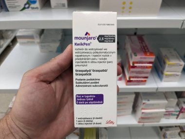 Prag, Çek Cumhuriyeti-9 Ekim 2024: ELI LILLY 'nin Mounjaro' su, kan şekeri kontrolü ve ağırlık yönetimini iyileştirmek için tasarlanan tip 2 diyabet için çift etkili bir tedavi olan TIRZEPATIDE içermektedir
