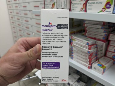 Prag, Çek Cumhuriyeti, 9 Ekim 2024: ELI LILLY 'nin Mounjaro' su, kan şekeri kontrolü ve ağırlık yönetimini iyileştirmek için tasarlanan tip 2 diyabet için çift oyunculu bir tedavi olan TIRZEPATIDE içeriyor