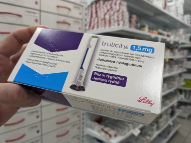 Prag, Çek Cumhuriyeti - 22 Haziran 2023: TRULICITY 1,5 mg Eli Lily insülin kendine enjeksiyon kalemi kutusu. DULAGLUTIDE aktif madde, Avrupa Birliği, eczane konsepti