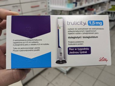 Prag, Çek Cumhuriyeti - 22 Haziran 2023: TRULICITY 1,5 mg Eli Lily insülin kendine enjeksiyon kalemi kutusu. DULAGLUTIDE aktif madde, Avrupa Birliği, eczane konsepti