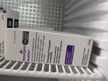 Prag, Çek Cumhuriyeti-9 Ekim 2024: ELI LILLY 'nin Mounjaro' su, kan şekeri kontrolü ve ağırlık yönetimini iyileştirmek için tasarlanan tip 2 diyabet için çift etkili bir tedavi olan TIRZEPATIDE içermektedir