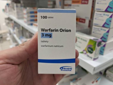 Prag, Çek Cumhuriyeti - 13 Eylül 2024: WARFARIN ORION ilaç kutusu ORION tarafından aktif madde, kan pıhtısının önlenmesi ve felç riskinin azaltılması için kullanılır.
