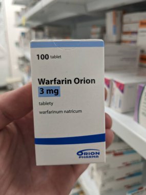 Prag, Çek Cumhuriyeti - 13 Eylül 2024: WARFARIN ORION ilaç kutusu ORION tarafından aktif madde, kan pıhtısının önlenmesi ve felç riskinin azaltılması için kullanılır.