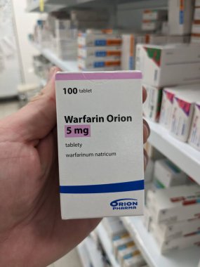 Prag, Çek Cumhuriyeti - 13 Eylül 2024: WARFARIN ORION ilaç kutusu ORION tarafından aktif madde, kan pıhtısının önlenmesi ve felç riskinin azaltılması için kullanılır.