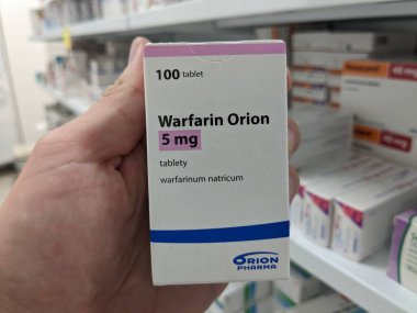 Prag, Çek Cumhuriyeti - 13 Eylül 2024: WARFARIN ORION ilaç kutusu ORION tarafından aktif madde, kan pıhtısının önlenmesi ve felç riskinin azaltılması için kullanılır.