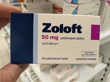 Prag, Çek Cumhuriyeti - 28 Ağustos 2024: PFIZER tarafından SERTRALINE aktif madde içeren ZOLOFT kutusu, depresyon, anksiyete ve OCD tedavisinde kullanılır..