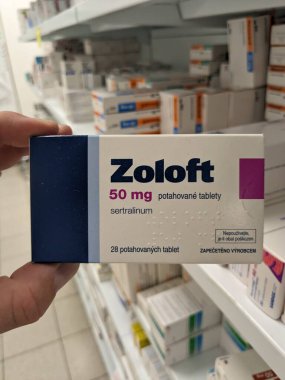 Prag, Çek Cumhuriyeti - 28 Ağustos 2024: PFIZER tarafından SERTRALINE aktif madde içeren ZOLOFT kutusu, depresyon, anksiyete ve OCD tedavisinde kullanılır..