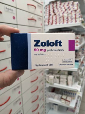 Prag, Çek Cumhuriyeti - 28 Ağustos 2024: PFIZER tarafından SERTRALINE aktif madde içeren ZOLOFT kutusu, depresyon, anksiyete ve OCD tedavisinde kullanılır..