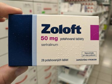 Prag, Çek Cumhuriyeti - 28 Ağustos 2024: PFIZER tarafından SERTRALINE aktif madde içeren ZOLOFT kutusu, depresyon, anksiyete ve OCD tedavisinde kullanılır..