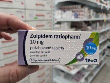 Prag, Çek Cumhuriyeti - 13. SEPTEMBER 2024: ZOLPIDEM RATIOPHARM tarafından kullanılan ZOLPIDEM aktif madde ilaç karnesi.