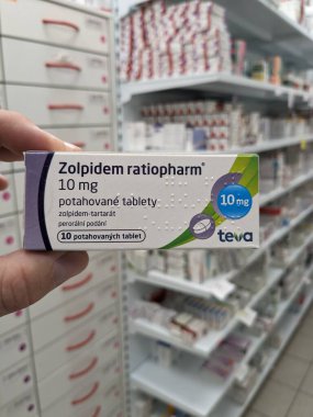 Prag, Çek Cumhuriyeti - 13. SEPTEMBER 2024: ZOLPIDEM RATIOPHARM tarafından kullanılan ZOLPIDEM aktif madde ilaç karnesi.