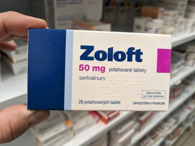 Prag, Çek Cumhuriyeti - 28 Ağustos 2024: PFIZER tarafından SERTRALINE aktif madde içeren ZOLOFT kutusu, depresyon, anksiyete ve OCD tedavisinde kullanılır..