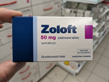 Prag, Çek Cumhuriyeti - 28 Ağustos 2024: PFIZER tarafından SERTRALINE aktif madde içeren ZOLOFT kutusu, depresyon, anksiyete ve OCD tedavisinde kullanılır..
