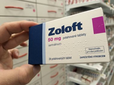 Prag, Çek Cumhuriyeti - 28 Ağustos 2024: PFIZER tarafından SERTRALINE aktif madde içeren ZOLOFT kutusu, depresyon, anksiyete ve OCD tedavisinde kullanılır..