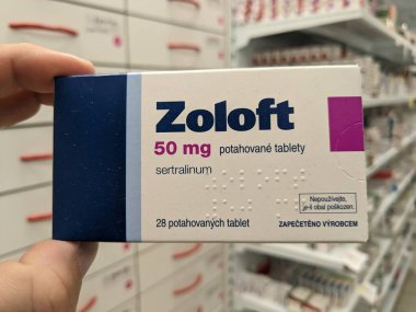 Prag, Çek Cumhuriyeti - 28 Ağustos 2024: PFIZER tarafından SERTRALINE aktif madde içeren ZOLOFT kutusu, depresyon, anksiyete ve OCD tedavisinde kullanılır..