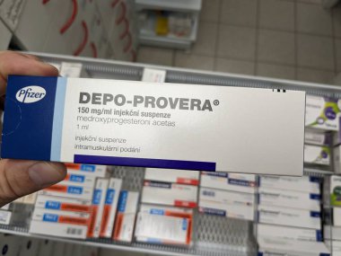 Prag, Çek Cumhuriyeti-29 Ekim 2024: MEDROXYPROGESTERON PFIZER tarafından aktif madde içeren DEPO-PROVERA kutusu, doğum kontrolü ve adet düzenleme için kullanılır.