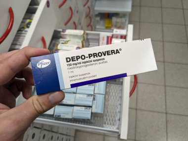 Prag, Çek Cumhuriyeti-29 Ekim 2024: MEDROXYPROGESTERON PFIZER tarafından aktif madde içeren DEPO-PROVERA kutusu, doğum kontrolü ve adet düzenleme için kullanılır.