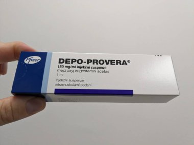 Prag, Çek Cumhuriyeti-29 Ekim 2024: MEDROXYPROGESTERON PFIZER tarafından aktif madde içeren DEPO-PROVERA kutusu, doğum kontrolü ve adet düzenleme için kullanılır.