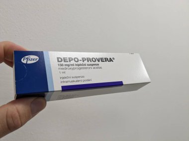 Prag, Çek Cumhuriyeti-29 Ekim 2024: MEDROXYPROGESTERON PFIZER tarafından aktif madde içeren DEPO-PROVERA kutusu, doğum kontrolü ve adet düzenleme için kullanılır.