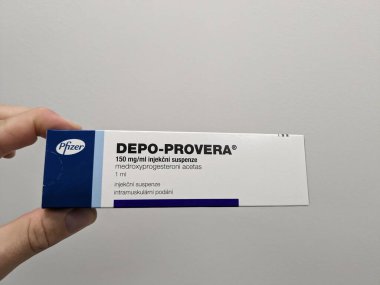 Prag, Çek Cumhuriyeti-29 Ekim 2024: MEDROXYPROGESTERON PFIZER tarafından aktif madde içeren DEPO-PROVERA kutusu, doğum kontrolü ve adet düzenleme için kullanılır.