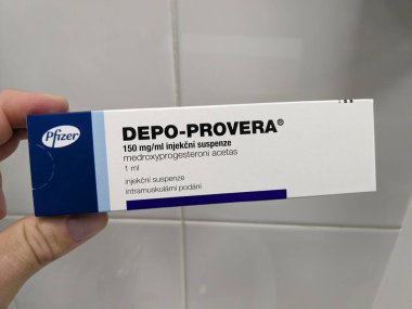 Prag, Çek Cumhuriyeti-29 Ekim 2024: MEDROXYPROGESTERON PFIZER tarafından aktif madde içeren DEPO-PROVERA kutusu, doğum kontrolü ve adet düzenleme için kullanılır.
