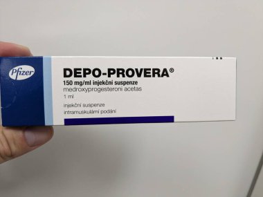 Prag, Çek Cumhuriyeti-29 Ekim 2024: MEDROXYPROGESTERON PFIZER tarafından aktif madde içeren DEPO-PROVERA kutusu, doğum kontrolü ve adet düzenleme için kullanılır.