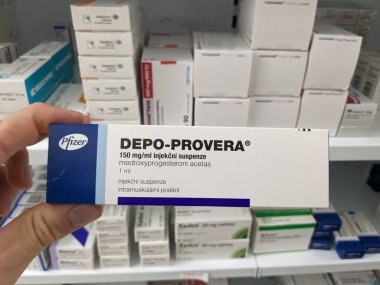 Prag, Çek Cumhuriyeti-29 Ekim 2024: MEDROXYPROGESTERON PFIZER tarafından aktif madde içeren DEPO-PROVERA kutusu, doğum kontrolü ve adet düzenleme için kullanılır.