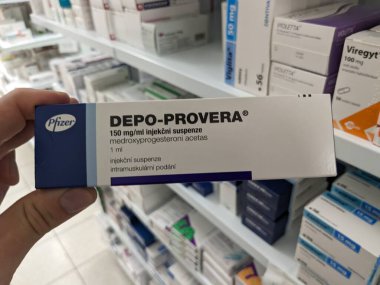 Prag, Çek Cumhuriyeti-29 Ekim 2024: MEDROXYPROGESTERON PFIZER tarafından aktif madde içeren DEPO-PROVERA kutusu, doğum kontrolü ve adet düzenleme için kullanılır.