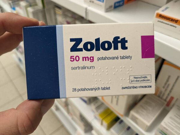 Мюллер, Чехия - 28 августа 2024 года: коробочка ZOLOFT с активным веществом SERTRALINE by PFIZER, используемая для лечения депрессии, тревожности и OCD.