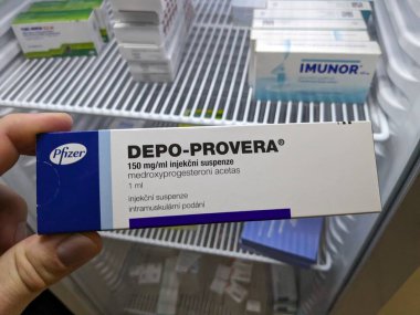 Prag, Çek Cumhuriyeti-29 Ekim 2024: MEDROXYPROGESTERON PFIZER tarafından aktif madde içeren DEPO-PROVERA kutusu, doğum kontrolü ve adet düzenleme için kullanılır.