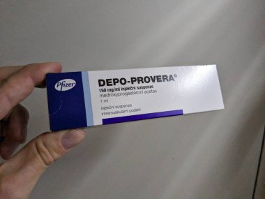 Prag, Çek Cumhuriyeti-29 Ekim 2024: MEDROXYPROGESTERON PFIZER tarafından aktif madde içeren DEPO-PROVERA kutusu, doğum kontrolü ve adet düzenleme için kullanılır.