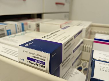Prag, Çek Cumhuriyeti-29 Ekim 2024: MEDROXYPROGESTERON PFIZER tarafından aktif madde içeren DEPO-PROVERA kutusu, doğum kontrolü ve adet düzenleme için kullanılır.