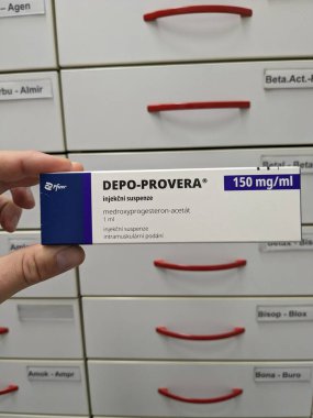 Prag, Çek Cumhuriyeti-29 Ekim 2024: MEDROXYPROGESTERON PFIZER tarafından aktif madde içeren DEPO-PROVERA kutusu, doğum kontrolü ve adet düzenleme için kullanılır.