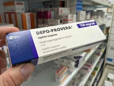 Prag, Çek Cumhuriyeti-29 Ekim 2024: MEDROXYPROGESTERON PFIZER tarafından aktif madde içeren DEPO-PROVERA kutusu, doğum kontrolü ve adet düzenleme için kullanılır.