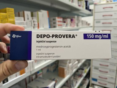 Prag, Çek Cumhuriyeti-29 Ekim 2024: MEDROXYPROGESTERON PFIZER tarafından aktif madde içeren DEPO-PROVERA kutusu, doğum kontrolü ve adet düzenleme için kullanılır.