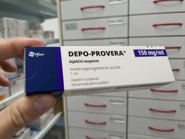 Prag, Çek Cumhuriyeti-29 Ekim 2024: MEDROXYPROGESTERON PFIZER tarafından aktif madde içeren DEPO-PROVERA kutusu, doğum kontrolü ve adet düzenleme için kullanılır.