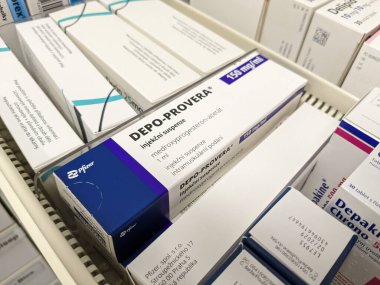 Prag, Çek Cumhuriyeti-29 Ekim 2024: MEDROXYPROGESTERON PFIZER tarafından aktif madde içeren DEPO-PROVERA kutusu, doğum kontrolü ve adet düzenleme için kullanılır.