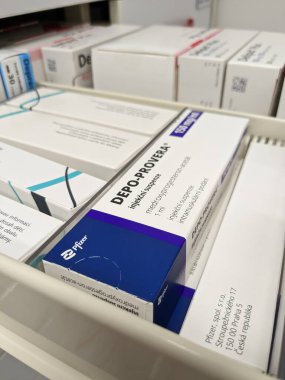 Prag, Çek Cumhuriyeti-29 Ekim 2024: MEDROXYPROGESTERON PFIZER tarafından aktif madde içeren DEPO-PROVERA kutusu, doğum kontrolü ve adet düzenleme için kullanılır.