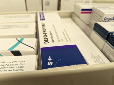 Prag, Çek Cumhuriyeti-29 Ekim 2024: MEDROXYPROGESTERON PFIZER tarafından aktif madde içeren DEPO-PROVERA kutusu, doğum kontrolü ve adet düzenleme için kullanılır.