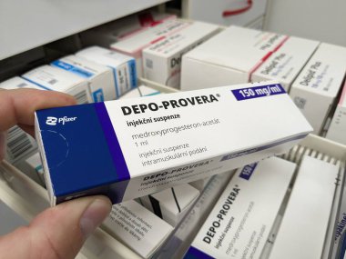 Prag, Çek Cumhuriyeti-29 Ekim 2024: MEDROXYPROGESTERON PFIZER tarafından aktif madde içeren DEPO-PROVERA kutusu, doğum kontrolü ve adet düzenleme için kullanılır.