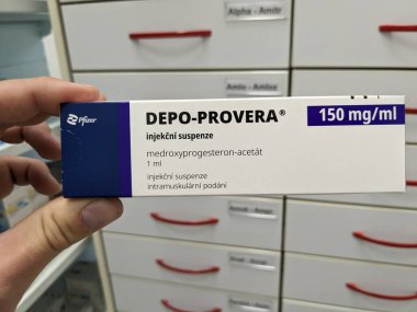 Prag, Çek Cumhuriyeti-29 Ekim 2024: MEDROXYPROGESTERON PFIZER tarafından aktif madde içeren DEPO-PROVERA kutusu, doğum kontrolü ve adet düzenleme için kullanılır.